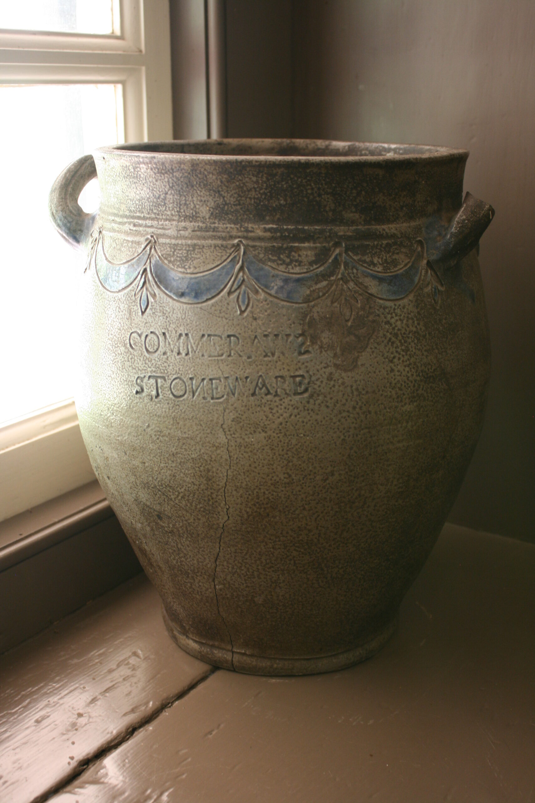 A large jar made in the workshop of Thomas Commeraw. New York, 1810-1820. Stoneware. Historic Hudson Valley (VC.59.16X).